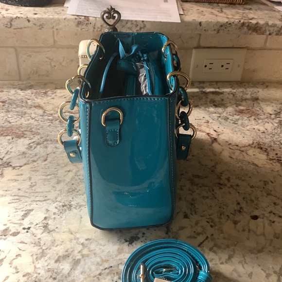 Adorable turquoise patent handbag with 2 compartments divided by zipper section. - Picture 2 of 7